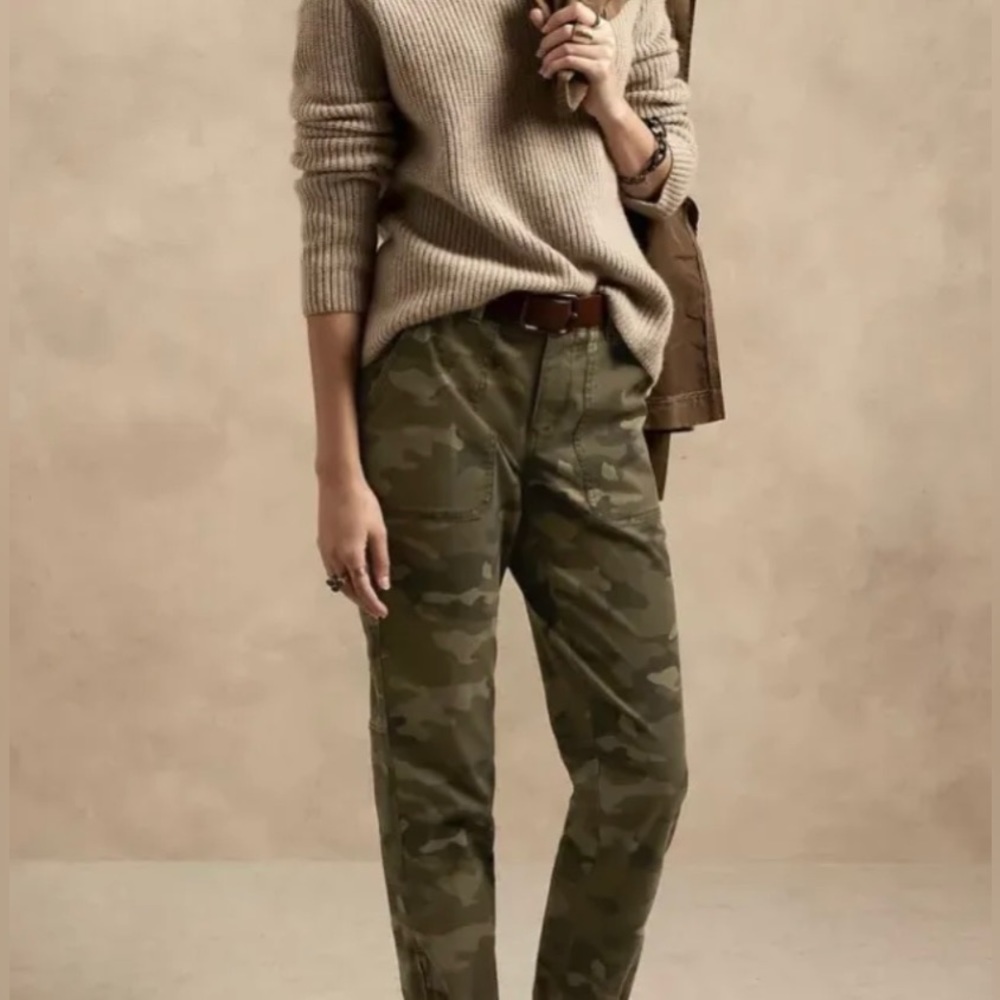 Banana Republic stretchy ankle zippers camo pants‎ size 2
